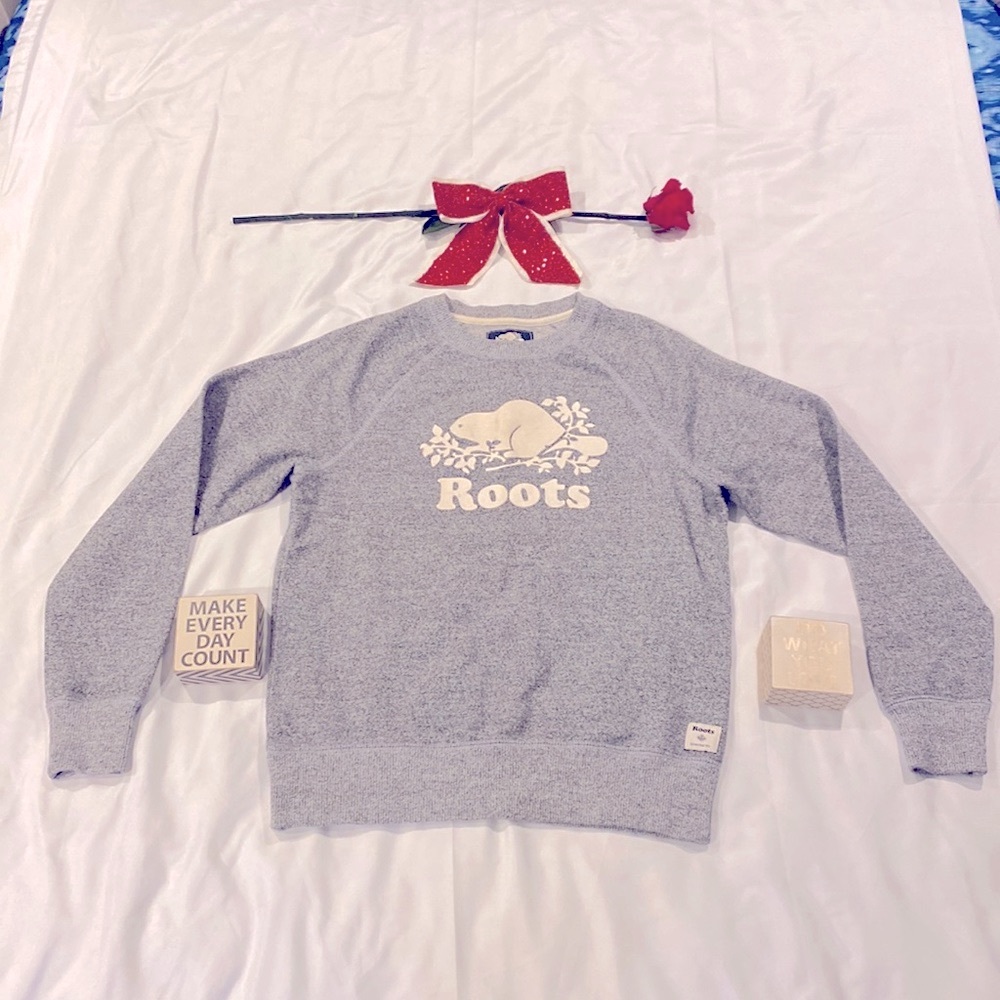 Roots grey crew neck sweatshirt women’s size XS